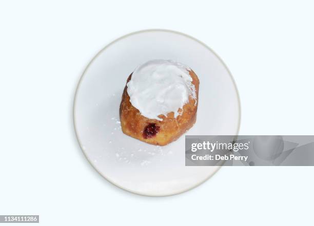 close up photo of a pączki (paczki) pastry - paczki fotografías e imágenes de stock