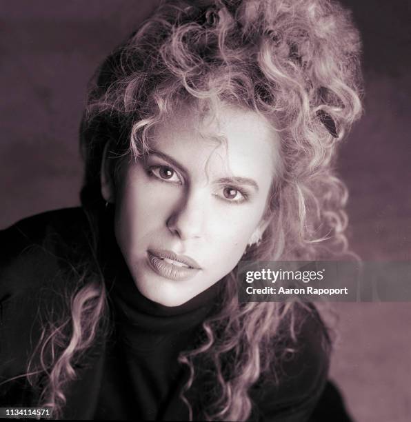 Los Angeles Singer and songwriter Vonda Shepard poses for a portrait circa 1989 in Los Angeles, California