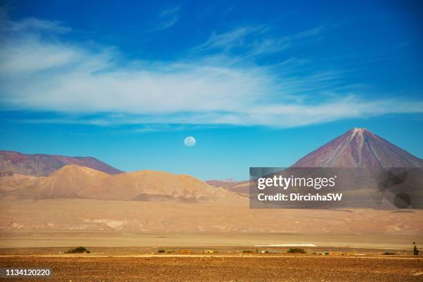 licancabur volcano, atacama desert , chile. - san pedro de atacama stock-fotos und bilder
