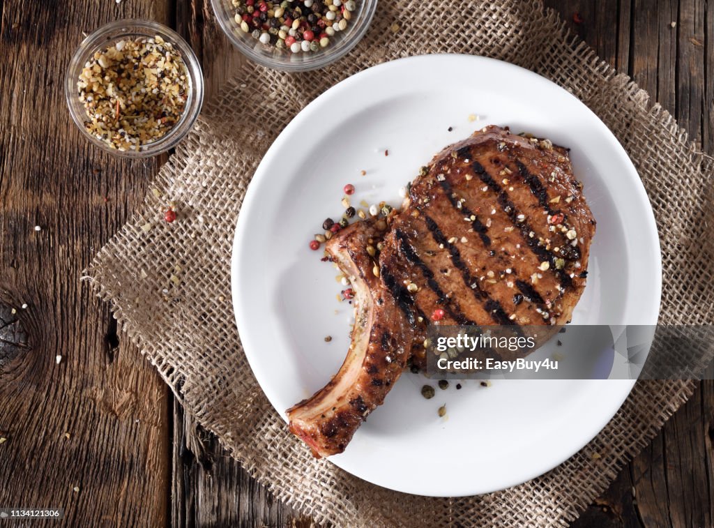 Gegrilltes Schweinefleisch mit Gewürzen