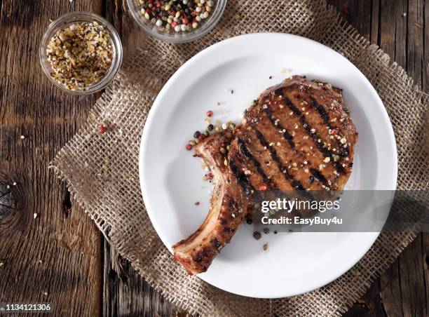 gegrilltes schweinefleisch mit gewürzen - schweinebraten stock-fotos und bilder