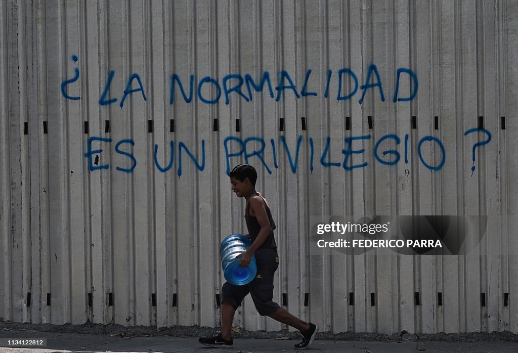 TOPSHOT-VENEZUELA-CRISIS-POWER-OUTAGE-PROTEST