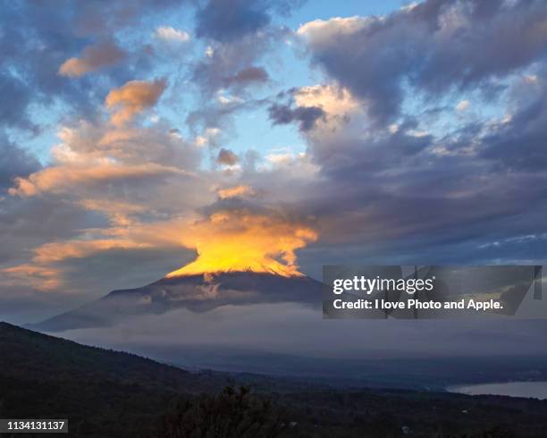 morning sun hit the fuji peak cloud - 天気 stock pictures, royalty-free photos & images