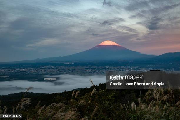 the morning sun lights up fuji - 山 - fotografias e filmes do acervo