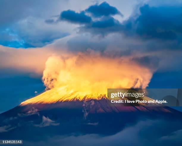 morning sun hit the fuji peak cloud - 山 stock-fotos und bilder