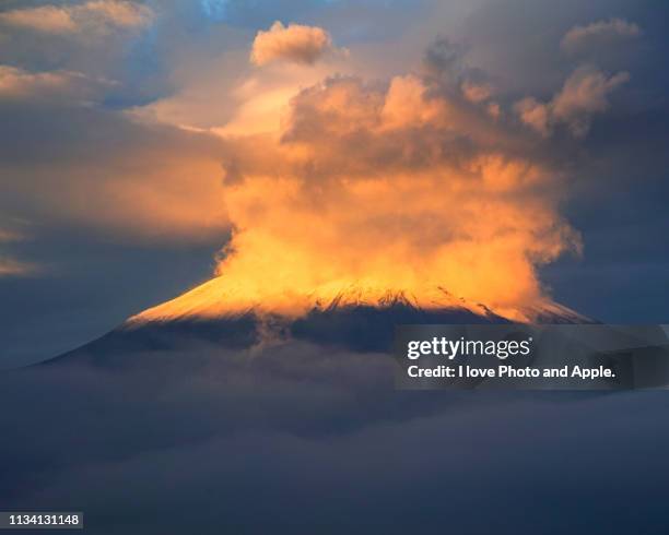 morning sun hit the fuji peak cloud - 山 - fotografias e filmes do acervo