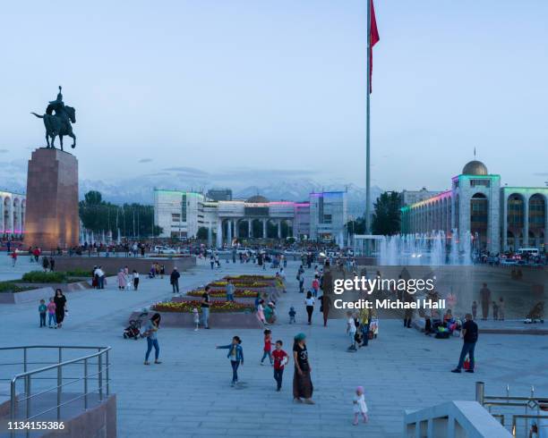 early evening in ala-too square, bishkek - bichkek photos et images de collection