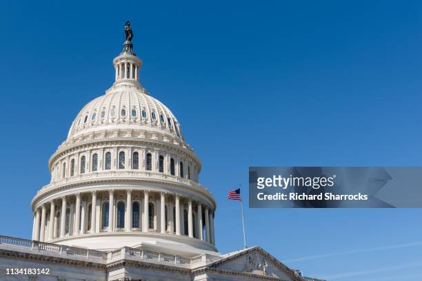 us capitol building dome with american flag - capitol building washington dc stock pictures, royalty-free photos & images