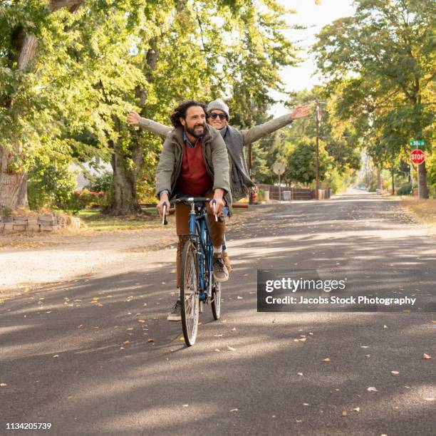 couple riding tandem bicycle - ciclismo tandem fotografías e imágenes de stock