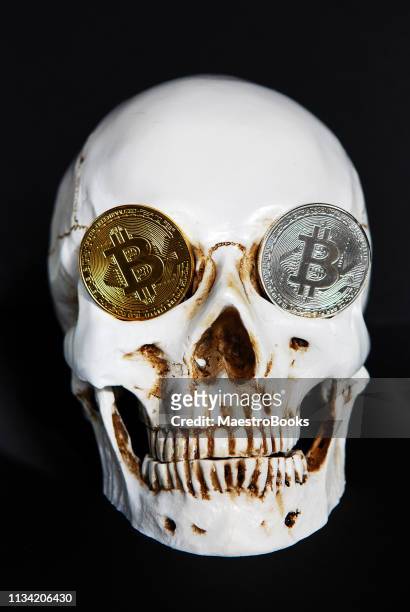 kryptovaluta är död och skalle som representerar döda mynt - first in mind for mining bildbanksfoton och bilder