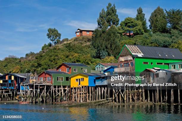 castro - palafitos - traditional houses on wooden stilts - castro isla de chiloé fotografías e imágenes de stock