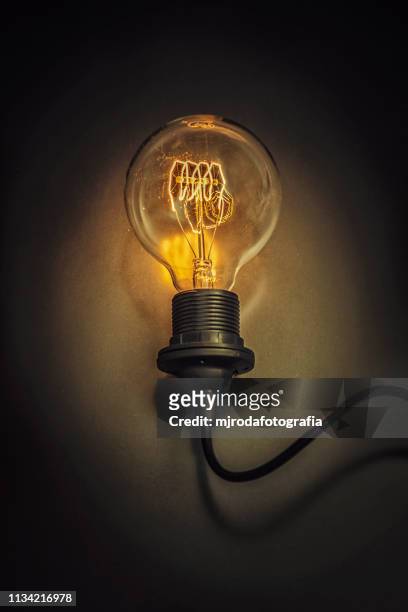 retro light bulb - con eficaz consumo de energía stock pictures, royalty-free photos & images