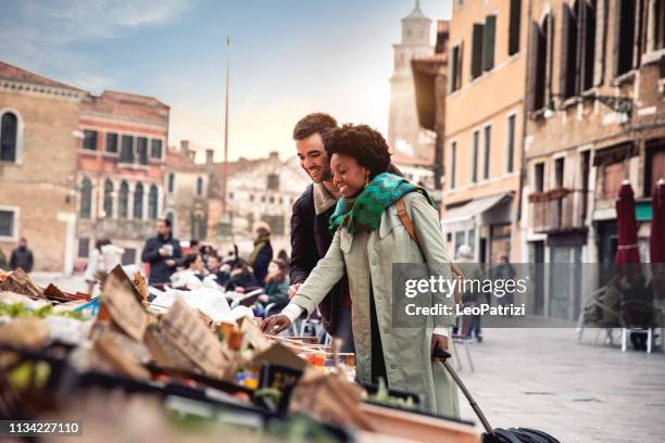 spaanse braziliaanse echtpaar genieten van een vakantie in venetië-italië - venice italy stockfoto's en -beelden