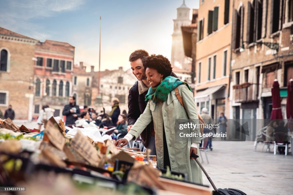 西班牙裔巴西夫婦享受在威尼斯度假-義大利
