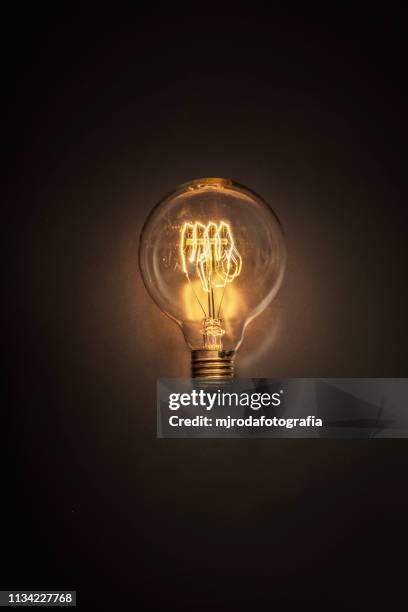 retro light bulb - innovación stock-fotos und bilder