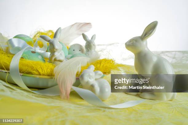frohe ostern - hasen und eier im osternest - osterkorb stock pictures, royalty-free photos & images