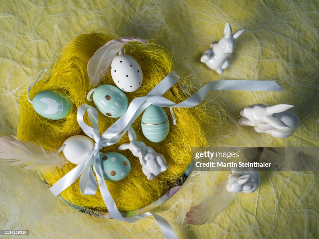 Frohe Ostern - Hasen und Eier im Osternest