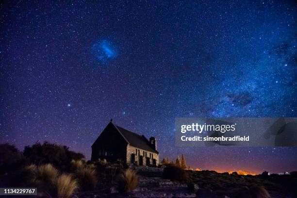 vía láctea sobre la iglesia del buen pastor, nueva zelanda - tékapo fotografías e imágenes de stock