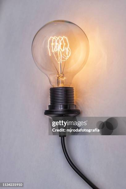 retro light bulb - anticuado - fotografias e filmes do acervo