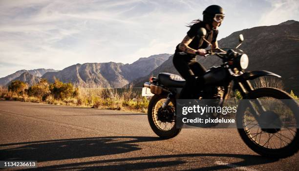 het eten van die mijlen - biker stockfoto's en -beelden