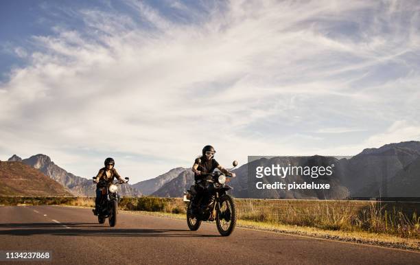 les roadtrips du week-end sont les meilleurs - adultes moto photos et images de collection