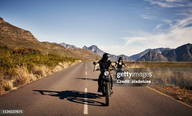 la route est le meilleur ami d'un motard - motard photos et images de collection