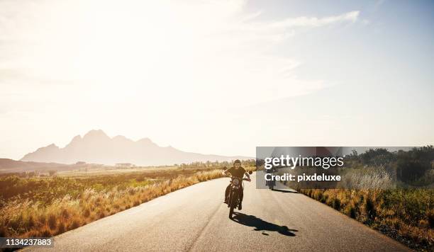 roadtripping de beste manier waarop ze weten hoe - motorbike ride stockfoto's en -beelden