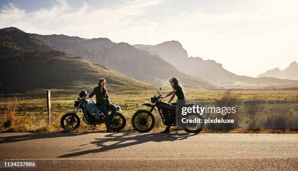 zorg ervoor dat u veel pauzes te nemen langs de weg - motorfiets stockfoto's en -beelden