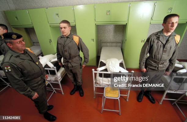 Illustration: Military Service On February 29th, 1996 In France - Captain Holds A Review In A Conscripts' Room