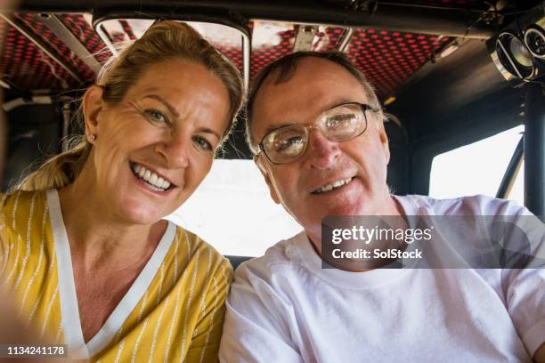 unbeschwertes selfie auf road trip - daily life in kerala stock-fotos und bilder