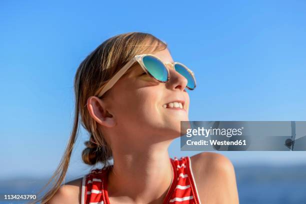 croatia, lokva rogoznica, portrait of sunbathing girl on the beach wearing sunglasses - girls sunbathing stock-fotos und bilder