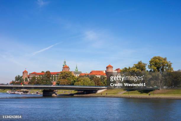 poland, krakow, city from vistula river, view to wawel castle - wawel cathedral stock pictures, royalty-free photos & images