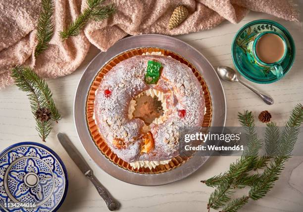 spanish christmas cake - roscon de reyes stockfoto's en -beelden