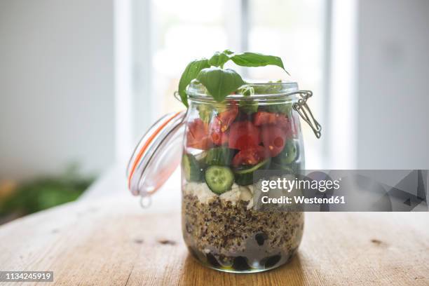 jar with salad to go - geschichtet stock-fotos und bilder