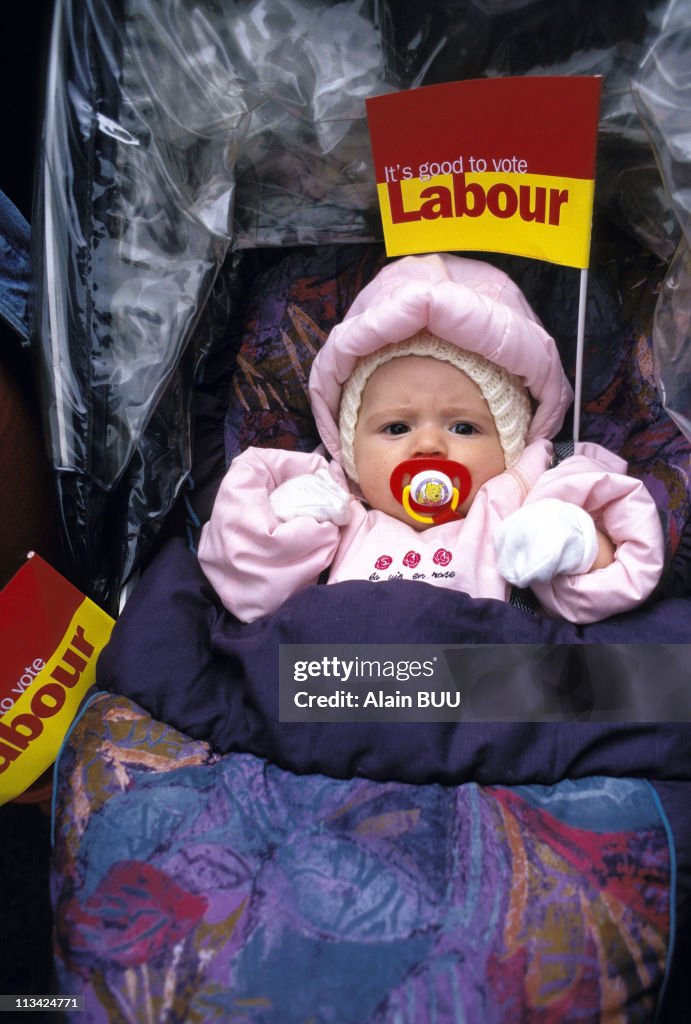 Campaign Of Tony Blair On April ,1997 In United Kingdom News Photo