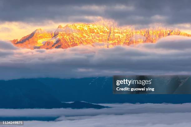 gongga mountain peak - 地勢景觀 stockfoto's en -beelden