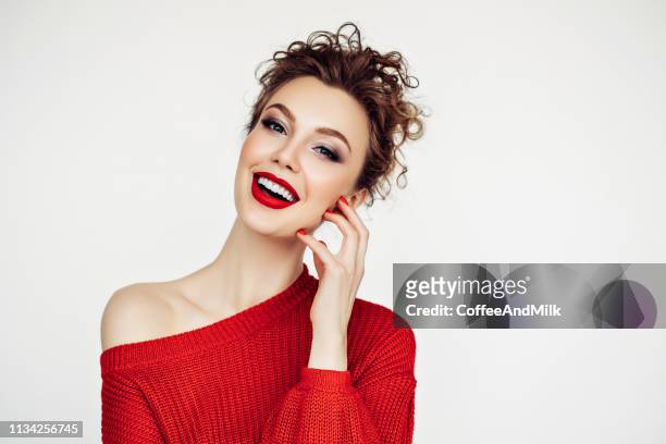 schöne frau. roter pullover und roter lippenstift. - beautiful woman lipstick stock-fotos und bilder