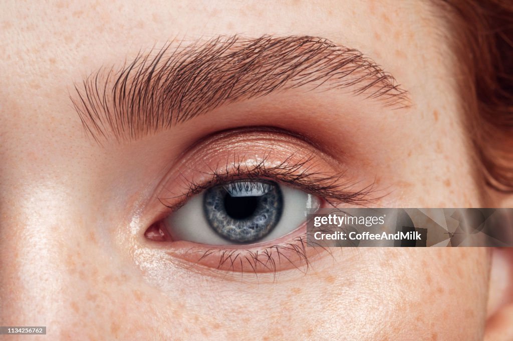 Schöne Frau. Nahaufnahme. Sanftes Make-up.