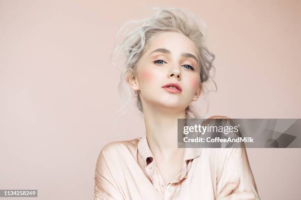 schönes mädchen. blondenes haar, weiches make-up, sanfte farben. - russian young models russian stock-fotos und bilder