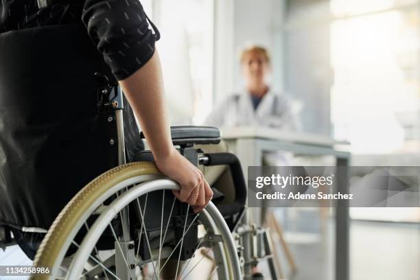 è qui per vedere il dottore. - sedia a rotelle foto e immagini stock