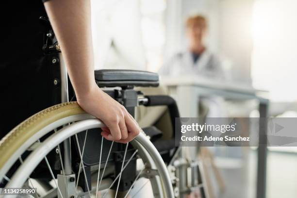 ze is hier voor een second opinion - dwarslaesie stockfoto's en -beelden