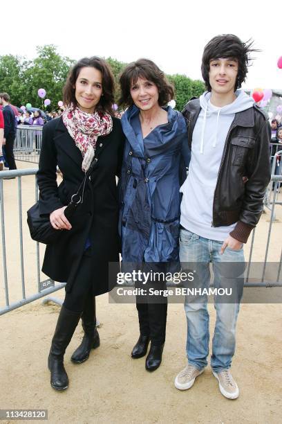 'En Marche Contre La Leucemie' With The Association Laurette Fugain In Paris, France On May 17, 2009 - Stephanie Fugain surrounded by her children...