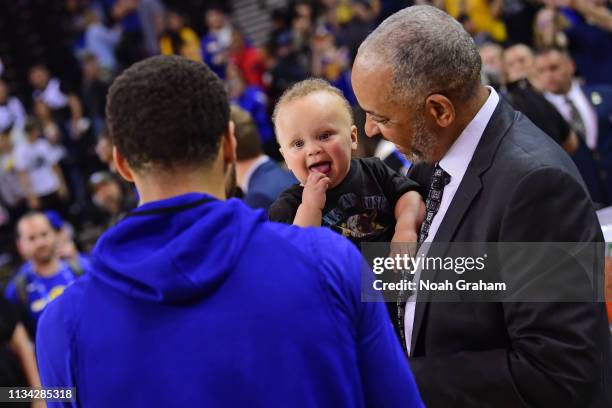 Stephen Curry of the Golden State Warriors, Canon Jack Curry and Dell Curry talk before the game against the Charlotte Hornets on March 31, 2019 at...