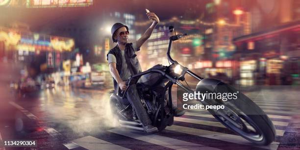 homme aîné rebelle chevauchant une moto de chopper et prenant le selfie - moto humour photos et images de collection