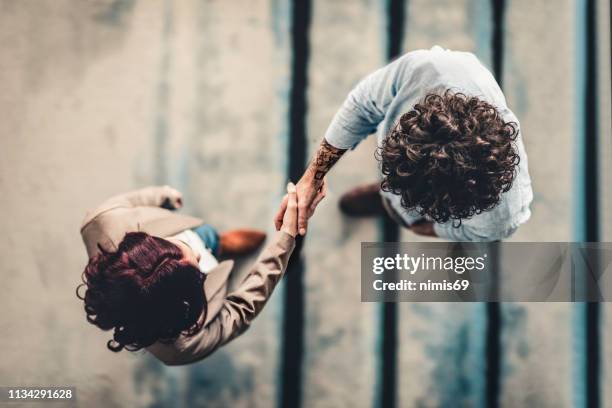 gerente masculino sacudiendo las manos con la mujer solicitante - juntos fotografías e imágenes de stock