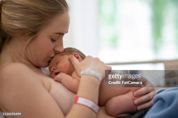 zoenen een pasgeboren - giving birth stockfoto's en -beelden