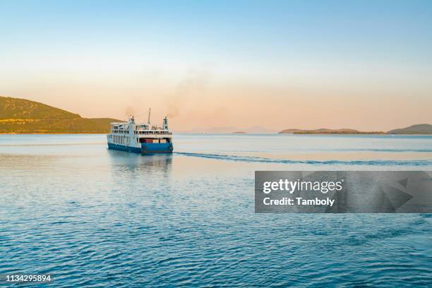 ferry leaving harbour, igoumenítsa, thesprotia, greece - ferry pollution stockfoto's en -beelden