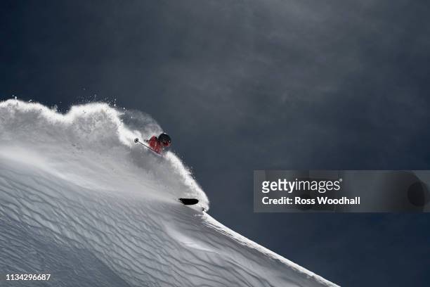 male skier skiing down steep mountainside, alpe-d'huez, rhone-alpes, france - alpine skiing stockfoto's en -beelden