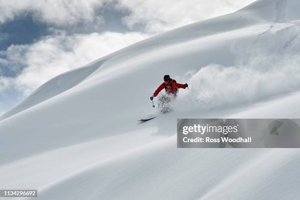 male skier skiing down snow covered mountain, alpe-d'huez, rhone-alpes, france - alpineskiën stockfoto's en -beelden