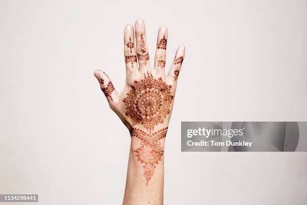 hand with henna tattoo making gesture - tatuaje de henna fotografías e imágenes de stock